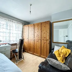 https://spacious-double-bedroom-in-shooters-hill.cambridgehotelsuk.com